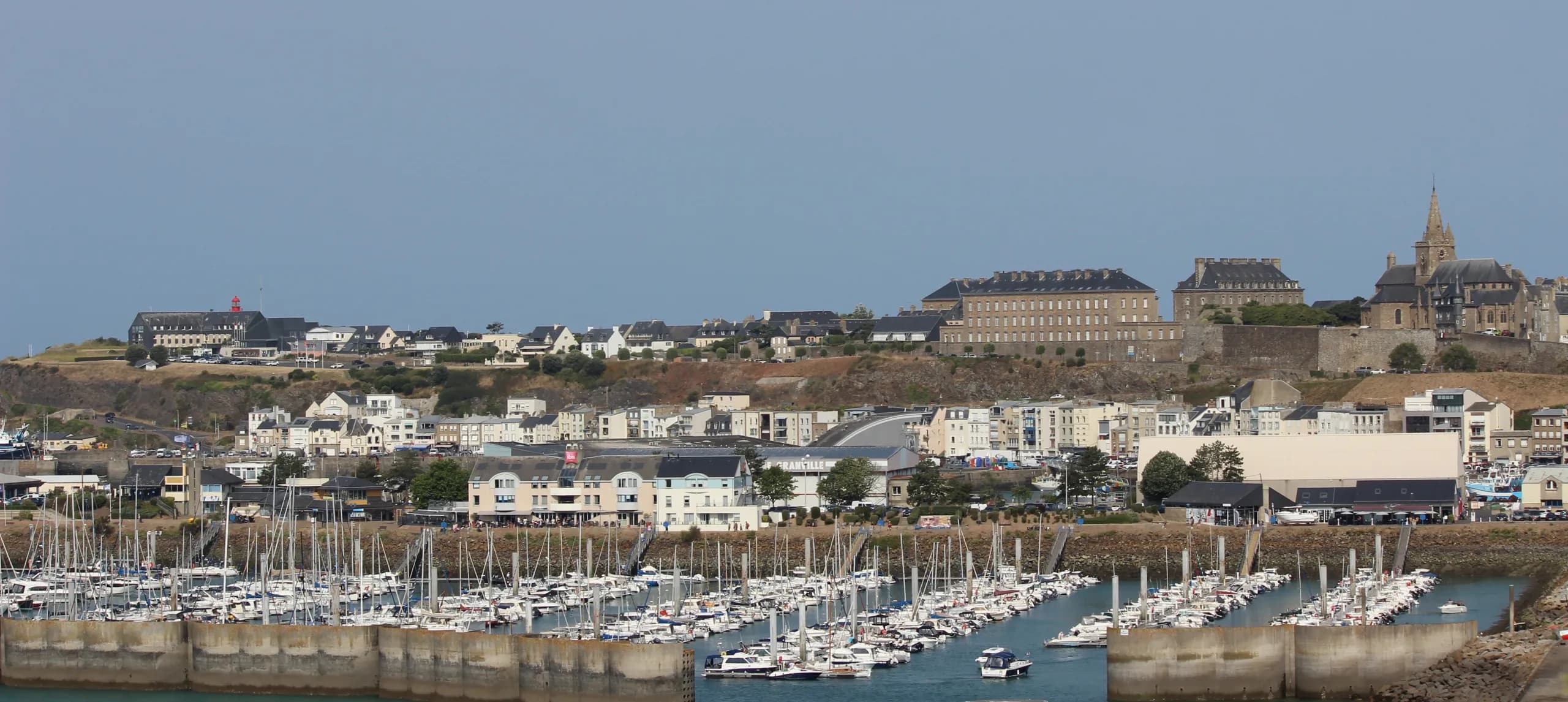 Vue aérienne du port de plaisance de Granville